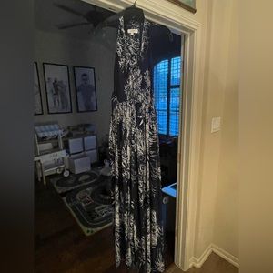 Umgee size small navy and white maxi dress